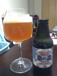 見た目は、濃い金色で濁ってます。泡はしっかりとしていて、美味しそうです。
香りは、発酵したバナナが強めで、酵母も大手のビールとしては強めに香っています。
味は、発酵したバナナがありつつ、りんごっぽい酸味が少々あり、ストロングエールという名の通りアルコール感を感じます。
泡は強めで爽快な喉越しと口当たりなので、ちょっと甘めのビールですが、甘さを引きずることがないです。
このシリーズは、Bittersweetが今までの一番好きでしたが、これも同じくらい美味しいと思います。

このビールは風味が非常に強い為、一緒に食べる料理の味があっさりやさっぱりしていると料理が負けてしまいます。なので、濃いめや濃厚な料理と合わせると良いペアリングになります。チーズでもカビ系のチーズ、また肉料理でも少々クセがあるようなカモ、ラムなどは、合います。
今度試してみたいのが、フォアグラやレバー系の料理です。


