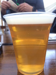 先日BEERNISTA東京で飲んだビール。
ウィートIPAということで、もうちょっと濁っているのかな？っと思いましたが以外と透明。上の泡の層がしっかりしているのが、おそらくウィート(小麦)を使用している効果かと。
IPAとしては、結構淡色。果たして、美味しいのか？っとちょっと思ってしまう。
で、ビールを鼻に近づけると、あれ、すごく香りが華やかで上品。アメリカ系のIPAは、プンプン匂うがこれは本当に上品。
口に入れるとフワーッと広がるフルーティーな香り、そしてすかさず爽やかな甘みが追いかけてくる。
香りはグレープフルーツが中心で非常に爽やかな柑橘、それを歓迎するような葡萄のような甘さ。このコンビネイーションはすばらしいですね。
泡も細かく、最後に多少の苦味があり、全体を引き締めてくれます。
IPAとしては、苦味は少ないほうだと思います。
クラフトビールがちょっと好きになってきて、IPAを試してみたいけど、苦すぎるのは嫌だという人にはぴったりなビールだと思います。フルーティーで甘さがあって、苦味が少ない。

このビールは柑橘が効いていて、爽やかな甘み(キャラメルのような甘ったるい甘みのあるIPAが多いが、これは葡萄のようなさわやかな甘み)なので、フルーティーなドレッシング(フレンチ)や酸味が効いている(イタリアン)ドレッシング、または少々甘みのある脂っこい料理にも合うかと思います。

これは、ちょっとビールを好きになってきた方に是非おすすめしたいビールです。


