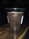 見た目は、濃い茶色？かなり黒に近いです。
そして濁ってます。
ビールを鼻に近づけると、香ばしさがあり、ウィスキーのような香りもあります。ダークチョコの香りも多少。
口に入れるとレーズン・プルーンのような風味が広がり、甘さもあります。
焦がしたキャラメルのような甘ったるさとかではなく、以外とすっきりした甘さにびっくりしました。
炭酸も以外と強めで、泡がキメ細かいため、非常に滑らかな喉越しになり、さらに甘さを引きずらず、ボディーも重く感じさせません。
バーレーワインは、あまり美味しいと思えるのに出会ったことがありませんが、これは初めて美味しいと思えました。
甘ったるさがなく、以外と爽やかに飲めるのがポイントだと思います。
最後の後味にダークチョコぽさがあります。

みなさん、ダークチョコのちょっとウィスキーが入っているスナックを匂ったことありますか？このビールの香りはそれに似ている気がします。上品なチョコレートっぽさ、そのチョコレートを作るのに使ったフルーツのリキュール、そしてウィスキーの風味。

これは、デザートビールとしてもいけますし、ゆっくりチーズと一緒に飲むビールとしてもいいと思います。
甘さが強いので、メインの料理やさっぱりとした料理はビールの味に負けてしまいます。
チーズなど非常に風味が強い料理と一緒に食べるのがオススメです。
チョコレートケーキとか間違いなく合うと思います。

