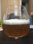 見た目は淡色で濁りが少々。
泡がしっかりあります。
香りは、華やかなホップの香りがありつつどちらかというとモルトの香りが強いです。
口に入れると、ビスケット・パイ生地のような味が広がります。
それにホップの華やかさが少々加わります。
ただ、はっきりとした味や香りがなく、なんとも表現し辛いです。
このペールエールは、最近はやりの柑橘が効いたホッピーなペールエールよりは、モルトが強めの伝統的なイギリス系のペールエールだと思います。
ただ、モルトの風味もそこまで強くなく、甘みもすくないので、かなりスッキリとした喉越しです。
ドライビールほどではないですが、ボディーがライトな感じがします。

料理には非常に合わせやすいビールだと思います。
ただ、特徴的な部分がないので、マリアージュはあまり期待できないかもです。どちらかというと脂っこい料理をリフレッシュさせてくれるようなビールだと思います。


