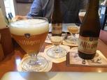 キリンのバーで提供しているベルギービール。
修道院系のビールは、香りが複雑というか豊かで表現しにくい。
バナナ、洋梨、ハーブが香り、酵母の香りもすごく強い。
なかなかアルコールもきいていて飲みごたえがあるのだが、炭酸も強いのでそこまで重くは感じない。
何杯もというとちょっとキツイがかなり美味しいビール。
キリンのバーで1000円。。。ちょっと高いが飲む価値あり。
リピートあり。